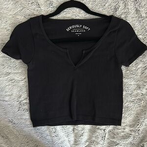 Aeropostale cropped tee, v detail in black